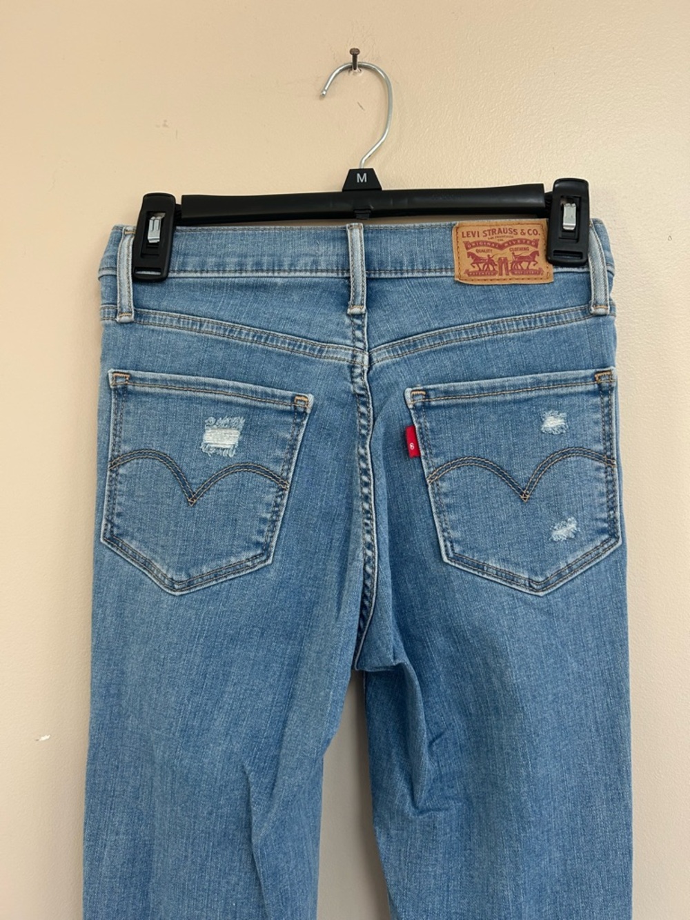 Levi's Women's Blue Skinny Jeans with Subtle Distressing